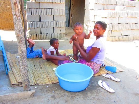 Hora del baño en el barrio 4 de Chockwe.